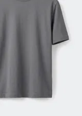 Camiseta básica de manga corta y cuello redondo, confeccionada en algodón de alta calidad con un ajuste cómodo y versátil.