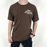 Remera marrón chocolate de algodón con cuello redondo y estampado frontal con la frase "Don't follow me (I'm lost too)" en color blanco.