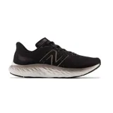 Championes de running New Balance modelo EVOZ, color negro con logo plateado y suela blanca con tecnología Fresh Foam.