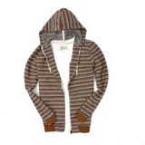 Campera marrón con capucha y cierre frontal, con rayas horizontales blancas y celestes.