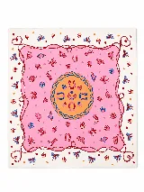 Pañuelo cuadrado de tela con estampado colorido de estilo western que incluye motivos de herraduras, botas vaqueras, lazos, rosas y corazones sobre un fondo rosa y borde crema.