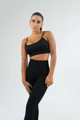 Top deportivo negro con breteles finos y escote redondo.