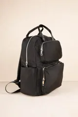 Mochila negra de nylon con asa fija doble, dos bolsillos externos frontales con cierre, dos compartimientos laterales y un compartimiento interno grande.