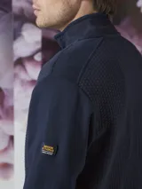 Campera tipo fleece de Benson & Thomas, con cierre frontal completo, cuello alto y textura acolchada en el panel frontal. Posee puños y ruedo acanalados.