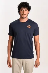 Remera azul marino de manga corta y cuello redondo, con un pequeño estampado naranja en el pecho con la inscripción "New York City 1955 Original".