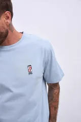 Remera blanca de algodón con cuello redondo y logo bordado pequeño en el pecho.