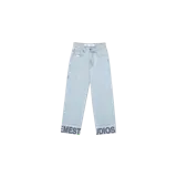 Pantalón jeans de corte recto en color celeste lavado, con botamangas rebatidas que presentan el isologotipo de la marca estampado en gran tamaño.