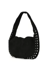 Cartera negra de poliéster con diseño de tachas metálicas plateadas en los bordes y en la correa. Tiene cierre superior y un compartimento principal.