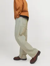 Pantalón de jean celeste claro, marca Jack & Jones, modelo Ron Original 692. Corte baggy, tiro alto, cinco bolsillos, cierre con botones y lavado stonewash.