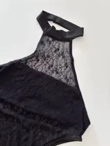 Body negro de encaje con cuello halter y espalda descubierta.