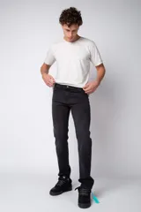 Jean de corte recto y ajuste relaxed fit, confeccionado en denim azul con lavado clásico.