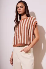 Chaleco de punto con rayas verticales color beige y marrón, de corte holgado y sin mangas.