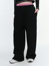 Pantalón deportivo de corte barrel con volumen relajado, cintura elastizada y bajo regulable mediante elástico. Confeccionado en tejido de algodón y poliéster.