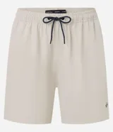 Bermuda de baño color beige, con cintura elástica y cordón de ajuste negro. Presenta un pequeño parche gomoso en el ruedo y bolsillos laterales.
