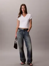Remera de Calvin Klein Essentials confeccionada en punto de algodón elástico con textura de canalé. Presenta un diseño de corte slim, cuello en V, manga corta y una pequeña insignia con el logo de la marca en el bajo.