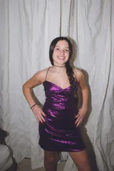 Vestido corto de color verde esmeralda, con escote en pico y breteles finos. Presenta aberturas en los laterales de la cintura y espalda descubierta.