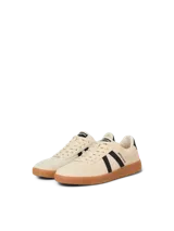 Championes de diseño urbano, color beige con franjas laterales negras y suela de goma marrón.