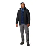 Campera Columbia modelo Silver Falls II con capucha, confeccionada en tejido resistente al agua con tecnología Omni-Shield. Presenta diseño acolchado con aislamiento térmico Thermarator de poliéster reciclado, cierre frontal completo, bolsillos laterales con cierre y puños elásticos.