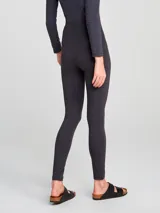 Calza larga gris de cintura alta, modelo skinny.