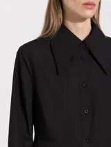 Camisa celeste de algodón y poliéster, de mangas largas y corte evasé.