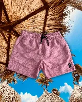 Short de baño rosado con estampado de hojas y flores en el mismo tono, cintura elástica con cordón ajustable negro y bolsillo trasero con etiqueta de marca.