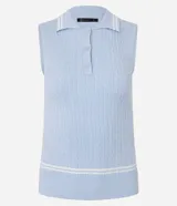 Top sin mangas de punto color celeste claro, con cuello polo ribeteado con dos líneas blancas y cierre frontal de tres botones. El tejido presenta un patrón de trenzas verticales.