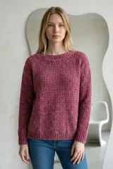 Sweater de tejido de punto con textura tipo waffle, color crudo, de corte clásico con cuello redondo y mangas largas con puños acanalados.