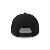 Gorra tipo snapback de visera plana, color negro, con logo de la marca aplicado en el frente y perforaciones laterales para ventilación.