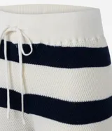 Pantalón de punto a rayas horizontales anchas, color blanco y azul marino, de corte recto y tiro alto con cintura elástica y lazo ajustable.