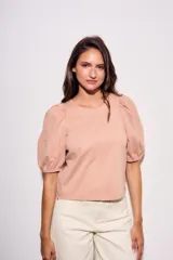 Remera color rosado de algodón, de corte ajustado y mangas globo 3/4.