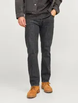 Jean de corte relaxed fit y tiro alto, con diseño clásico de cinco bolsillos. Confeccionado en denim de sarga color negro con efecto lavado.