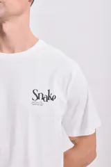 Remera blanca de manga corta con cuello redondo y estampa pequeña en el pecho con el texto Snake Club en color negro.