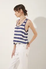 Musculosa de algodón con cuello redondo y escote en U, con diseño de rayas horizontales azules y blancas. Presenta un detalle de costura en forma de 'X' en el escote.