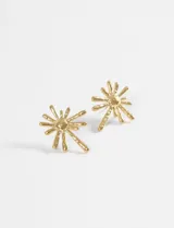 Aros de acero quirúrgico en color dorado con diseño de estrella o sol con textura irregular.