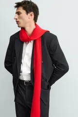 Blazer de corte regular fit confeccionado en tejido con lana, con diseño de raya diplomática. Presenta cuello con solapas de pico, cierre frontal de botonadura cruzada, bolsillos de solapa en la cadera, bolsillo interior y abertura central en la espalda.