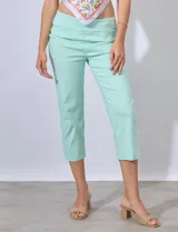 Pantalón capri color beige, de gabardina elastizada, con pretina ancha elastizada y bolsillos simulados.