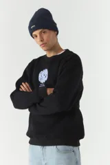 Buzo de felpa color crudo con cuello redondo y estampado frontal con el texto 'Good Vibes' y el logo de la marca Mistral. Tiene un parche con el logo de la marca en la manga izquierda.