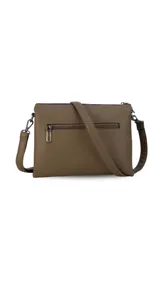 Bandolera de tamaño mediano en color gris, confeccionada en símil cuero con textura granulada. Presenta un bolsillo frontal con cierre, herrajes metálicos oscuros y correa ajustable y desmontable.