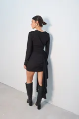 Vestido corto marrón con escote cruzado, drapeado lateral y mangas largas.