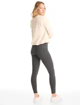 Legging de tiro alto confeccionada en algodón elástico con cintura ancha modeladora. Presenta un calce ajustado y tejido opaco de tacto natural.