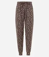 Pantalón de pijama tipo jogger, color marrón con estampado floral pequeño en blanco. Presenta cintura elástica con lazo de ajuste frontal y puños ajustados en los tobillos.