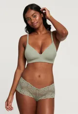 Soutien color beige de lycra sin aro y con copa formada, marca Montelle.