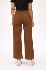 Pantalon jean de corte recto y tiro alto, color blanco, con ruedo deshilachado.