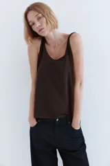 Musculosa cropped color marrón oscuro, de punto suave de algodón, con corte holgado, escote en U y bajo recto.