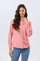 Camisa de lino lisa de manga larga, con cuello clásico y cierre frontal de botones.