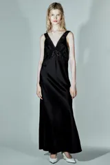 Vestido midi de corte evasé confeccionado en mezcla de viscosa y lino, con acabado satinado. Presenta escote en pico, tirantes anchos y detalles de aplicación de encaje a tono en el escote y los tirantes.