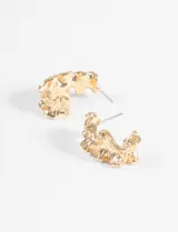 Aros plateados con textura irregular.