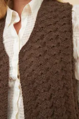 Chaleco marrón de punto abanico crochet. Prenda must have de la temporada.