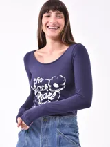 Remera de manga larga color negro con cuello en V. Presenta un estampado gráfico frontal en color blanco con la frase 'You will Bloom Yourself' y un dibujo de una flor.