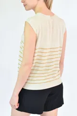 Musculosa de tejido de punto con diseño a rayas horizontales oscuras sobre base color crema, cuello redondo y corte recto.